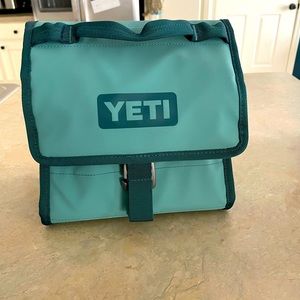 YETI Daytrip lunchbox in green